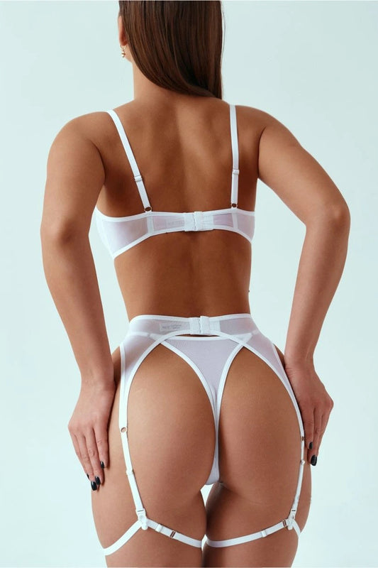 Zarafetin Zirvesi: Beyaz Jartiyer Takımıyla Baştan Çıkarın DD2003